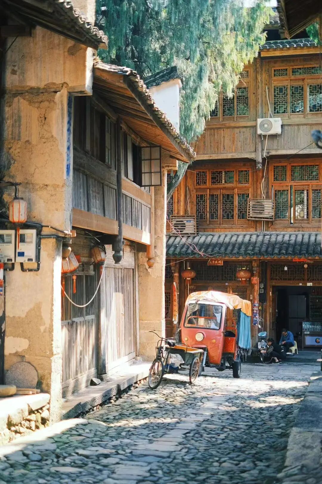 国庆人超少！风吹麦浪的文艺小县城，2h直达，喝咖啡吃河鲜，山水媲美张家界！