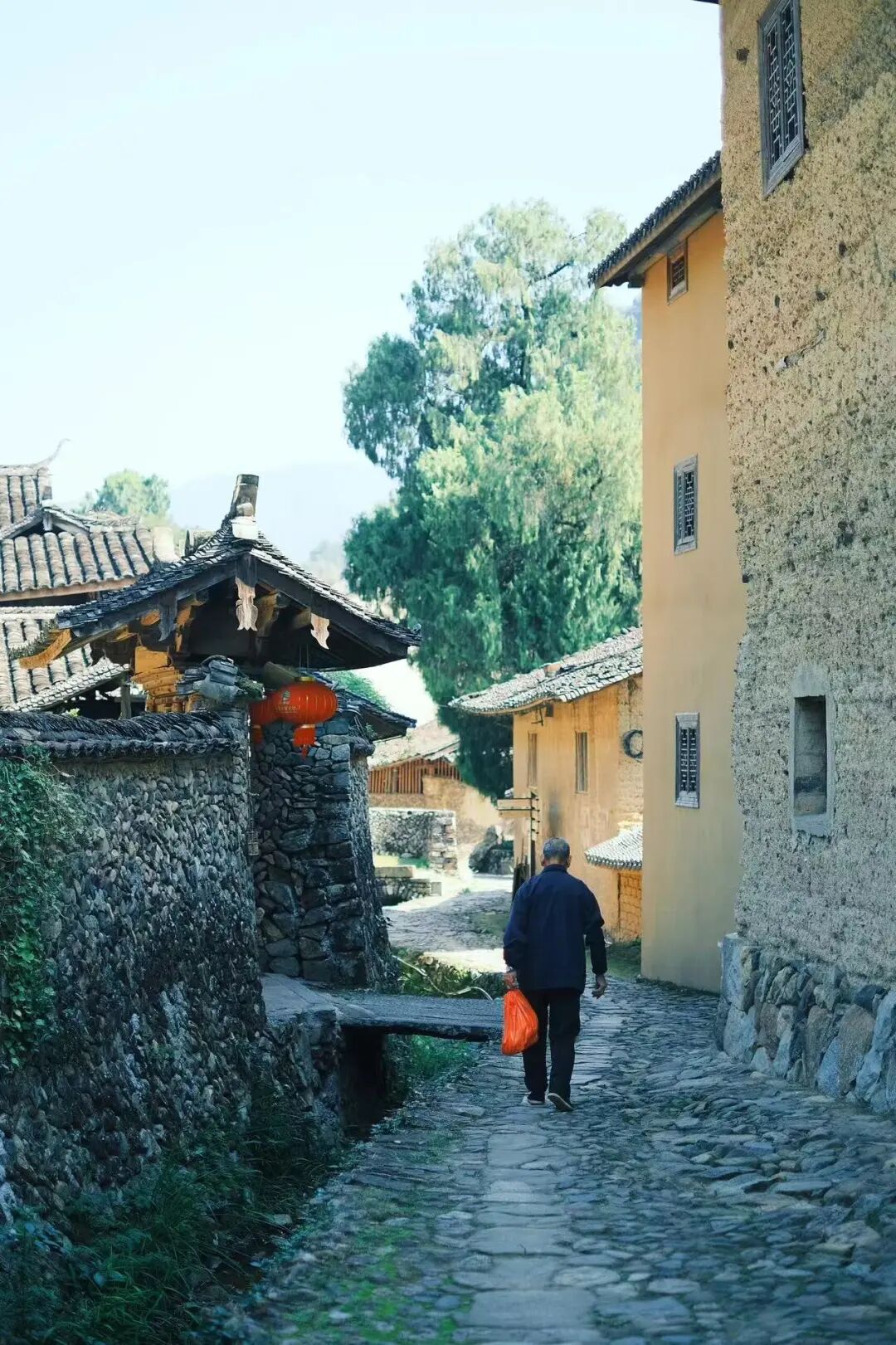 国庆人超少！风吹麦浪的文艺小县城，2h直达，喝咖啡吃河鲜，山水媲美张家界！