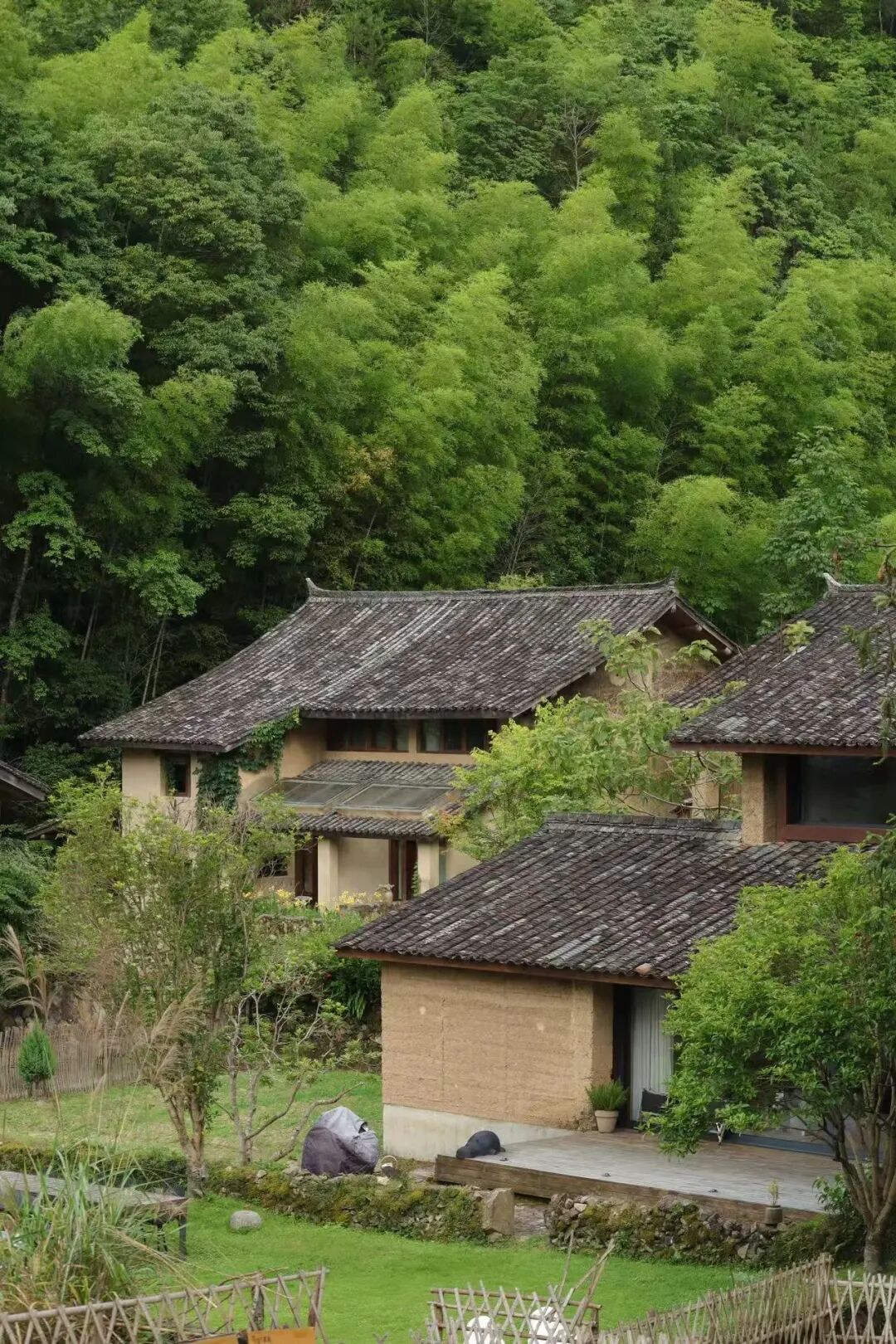 国庆人超少！风吹麦浪的文艺小县城，2h直达，喝咖啡吃河鲜，山水媲美张家界！