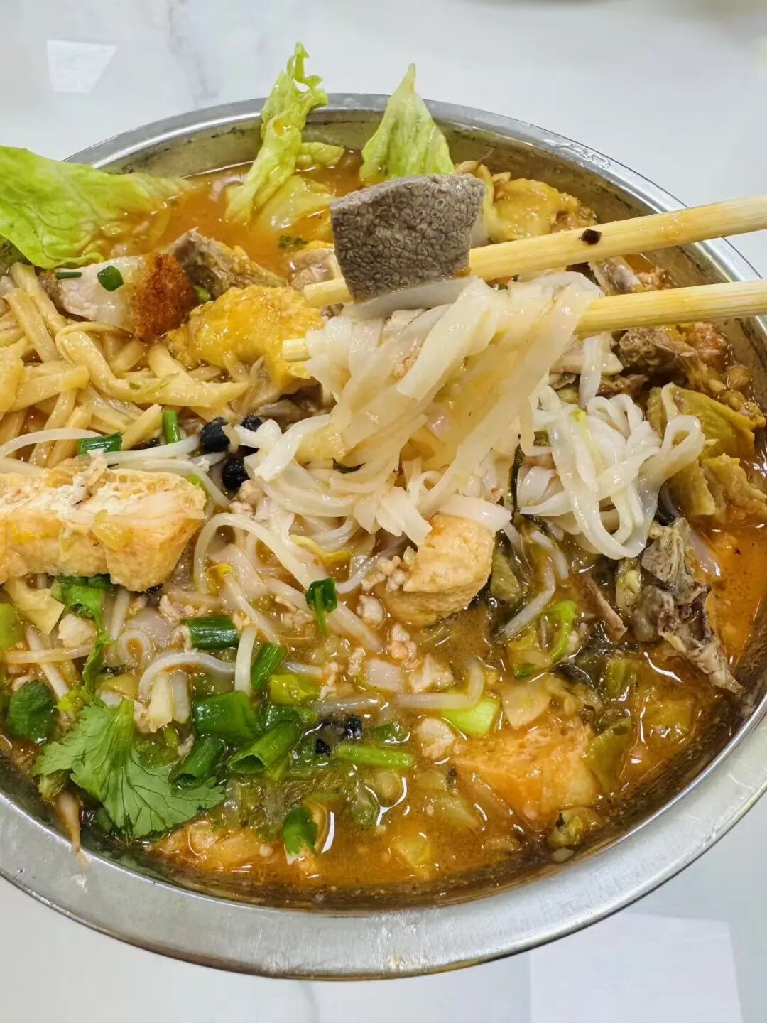 中国最“色”的地方：比六盘水还凉快！夏天最低温度12°C！风景不输桂林，500元吃好喝好