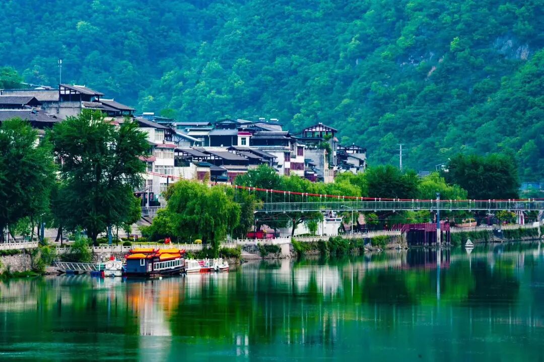 西北唯一不输江南的小城！人均600玩3天，山水似画，烤肉论斤吃，7块钱嗦粉