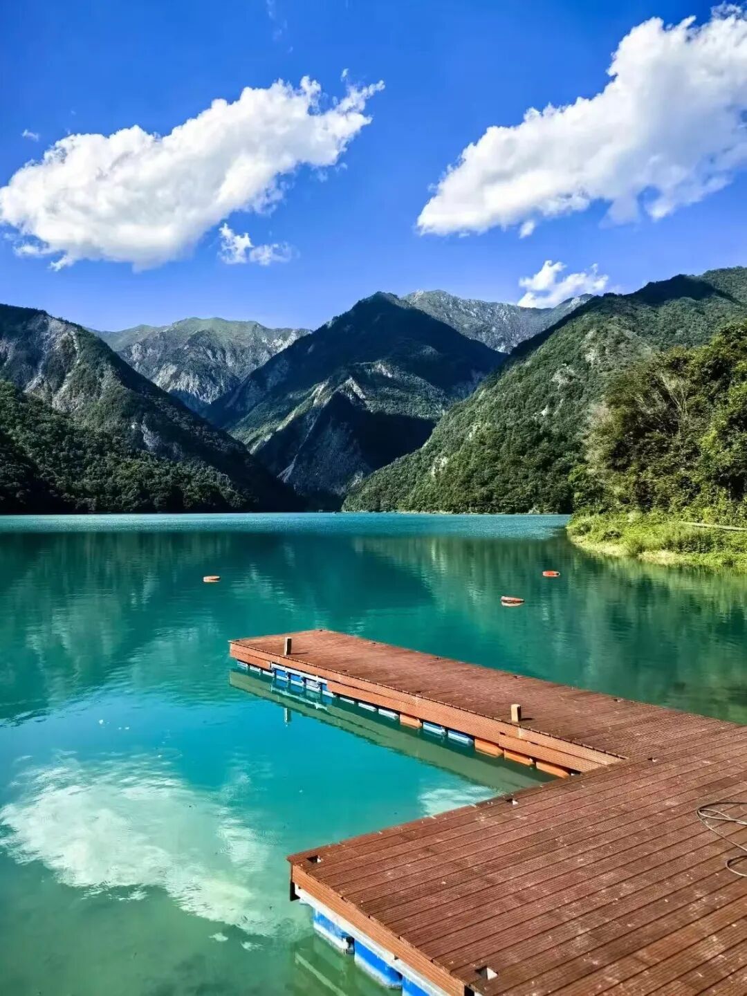 西北唯一不输江南的小城！人均600玩3天，山水似画，烤肉论斤吃，7块钱嗦粉