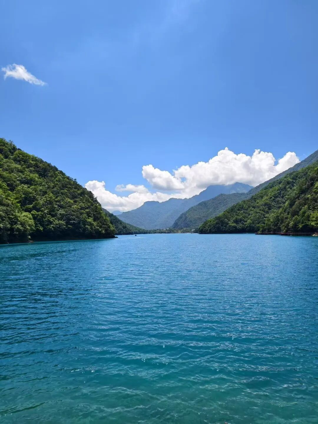 西北唯一不输江南的小城！人均600玩3天，山水似画，烤肉论斤吃，7块钱嗦粉