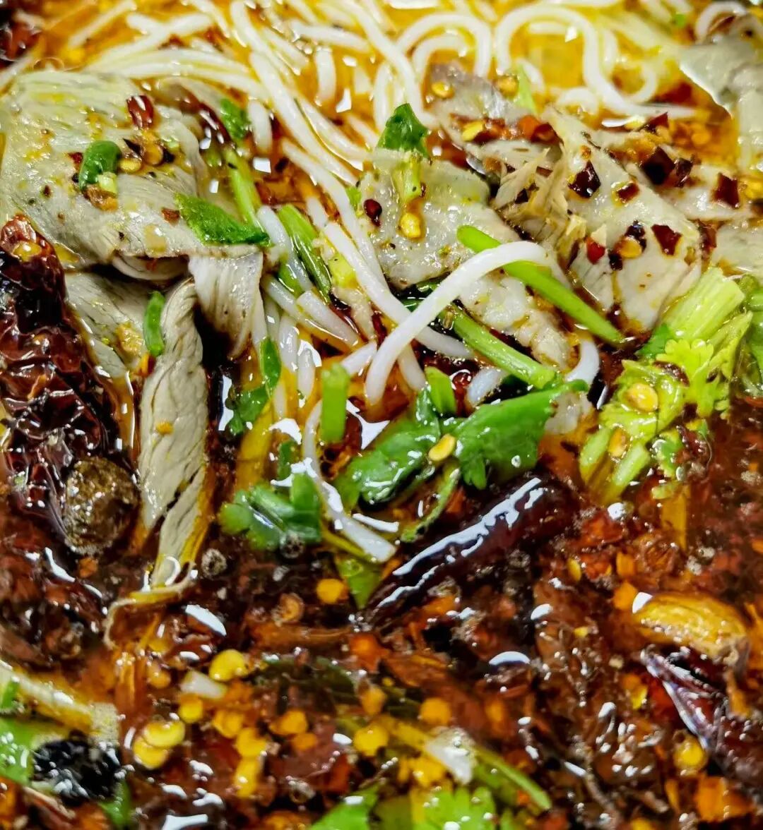 比六盘水还凉快！这座均温20℃小县城，比成都还安逸，人均20炫猪脚火锅，10元嗦羊肉粉