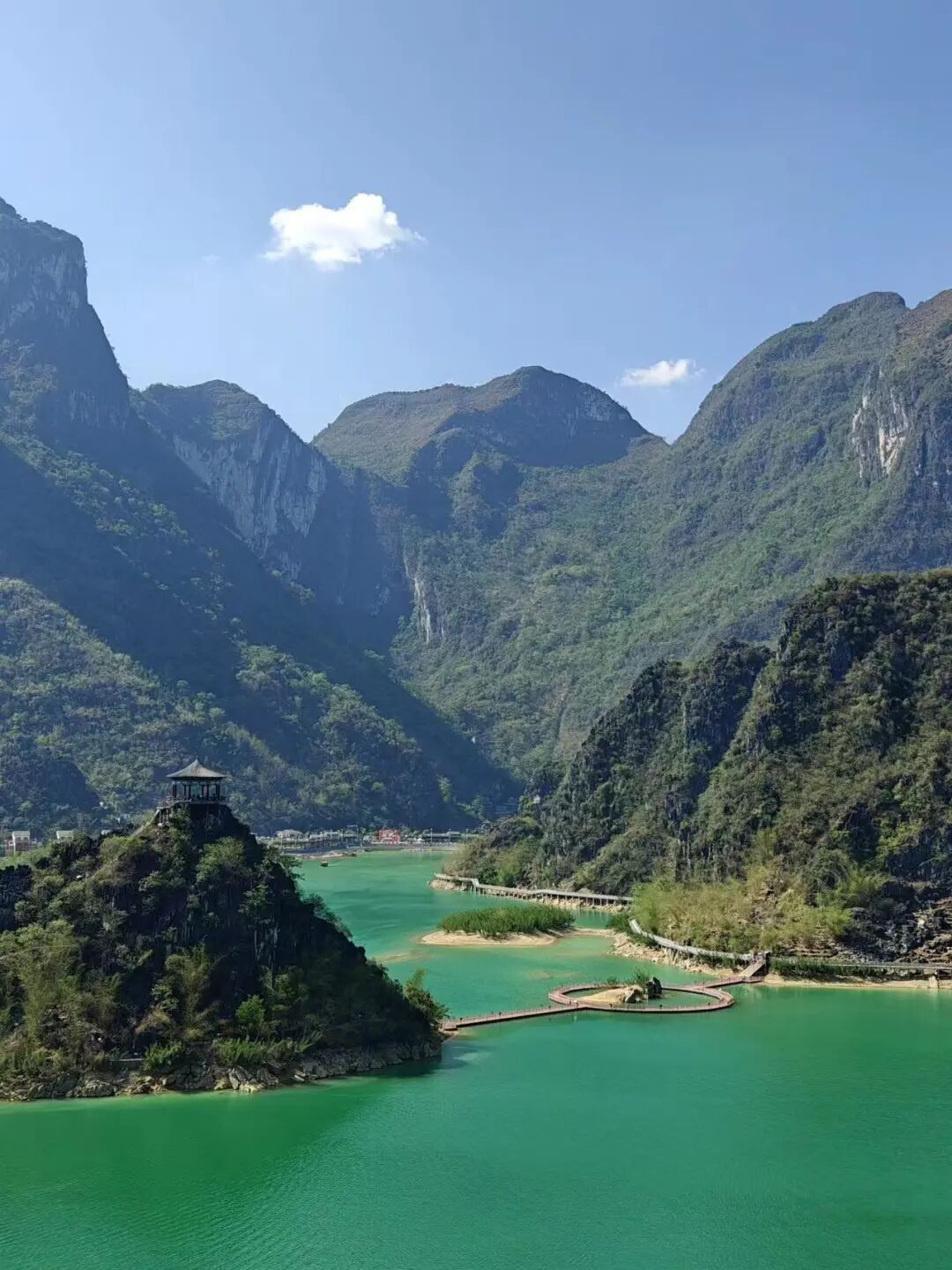中国最“色”的地方：比六盘水还凉快！夏天最低温度12°C！风景不输桂林，500元吃好喝好