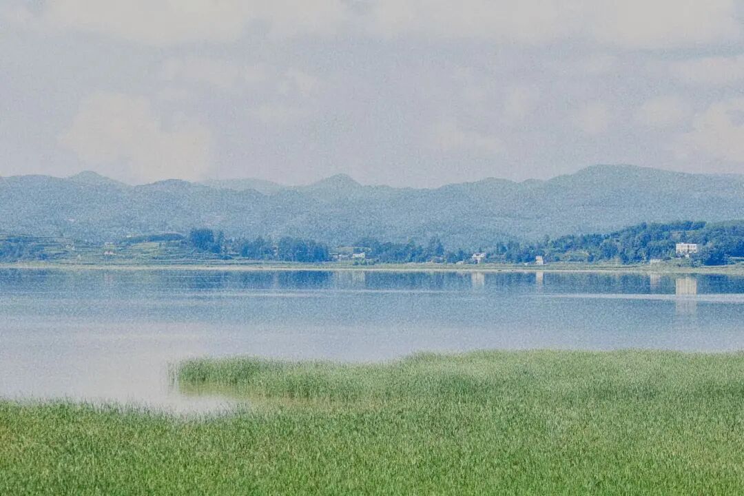 比六盘水还凉快！这座均温20℃小县城，比成都还安逸，人均20炫猪脚火锅，10元嗦羊肉粉