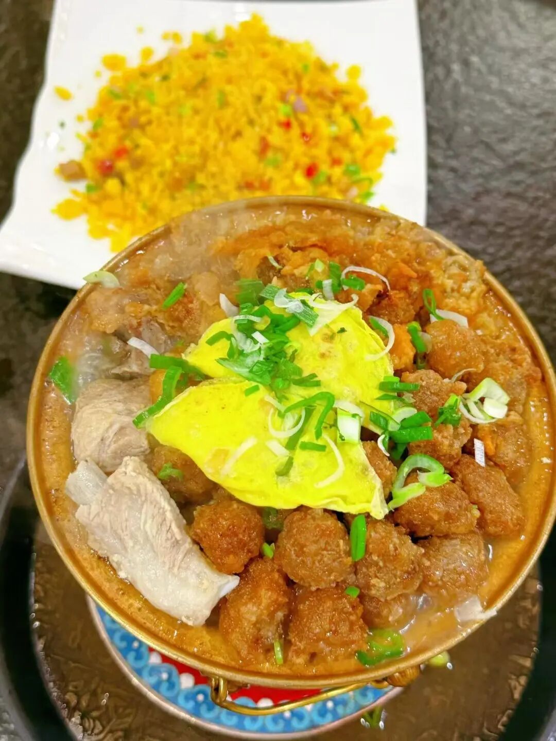 西北唯一不输江南的小城！人均600玩3天，山水似画，烤肉论斤吃，7块钱嗦粉