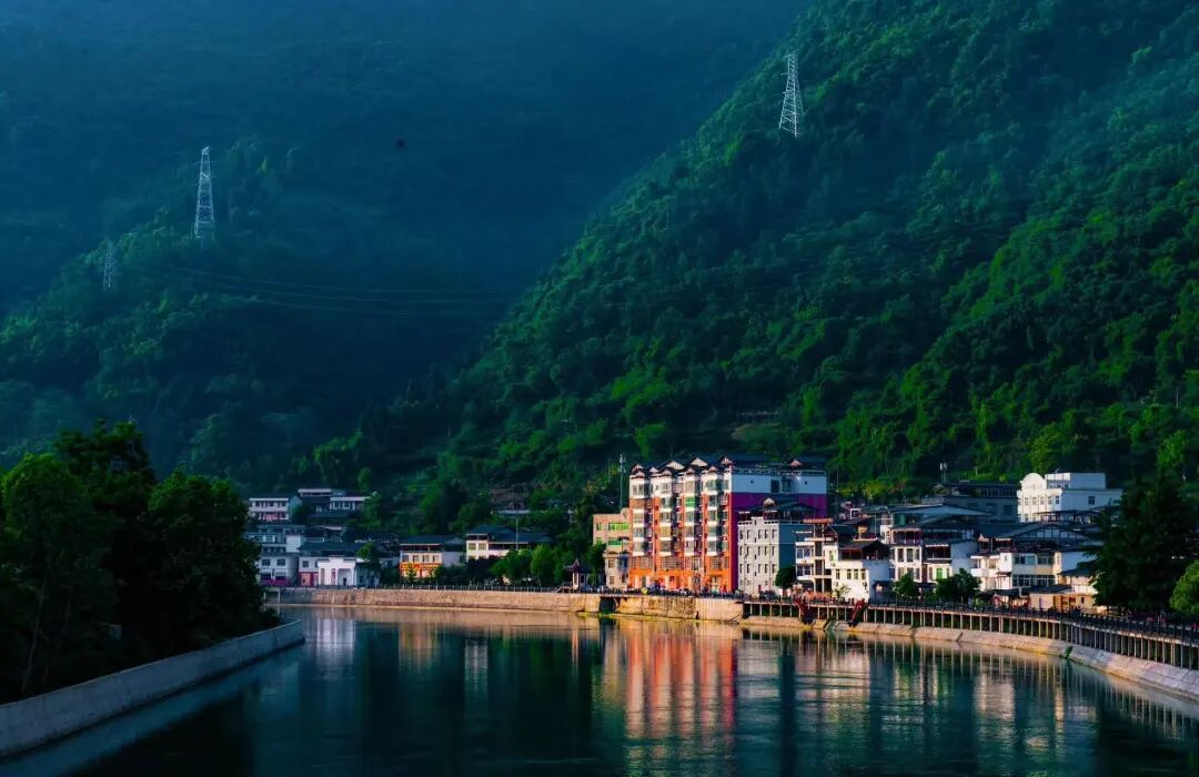 西北唯一不输江南的小城！人均600玩3天，山水似画，烤肉论斤吃，7块钱嗦粉