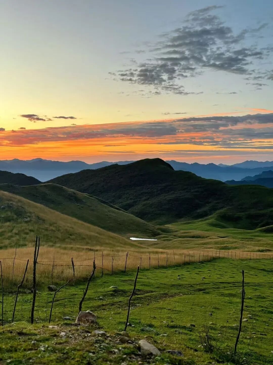 西北唯一不输江南的小城！人均600玩3天，山水似画，烤肉论斤吃，7块钱嗦粉