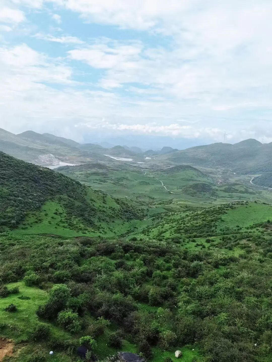 比六盘水还凉快！这座均温20℃小县城，比成都还安逸，人均20炫猪脚火锅，10元嗦羊肉粉