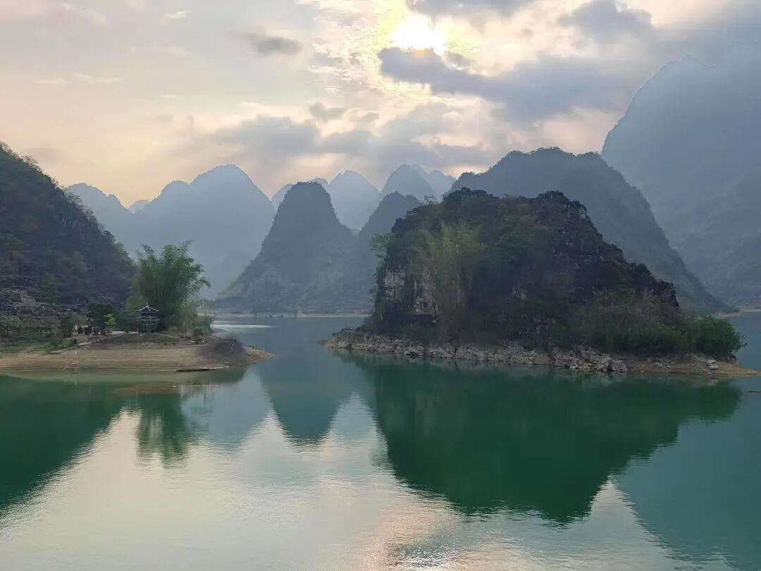 中国最“色”的地方：比六盘水还凉快！夏天最低温度12°C！风景不输桂林，500元吃好喝好