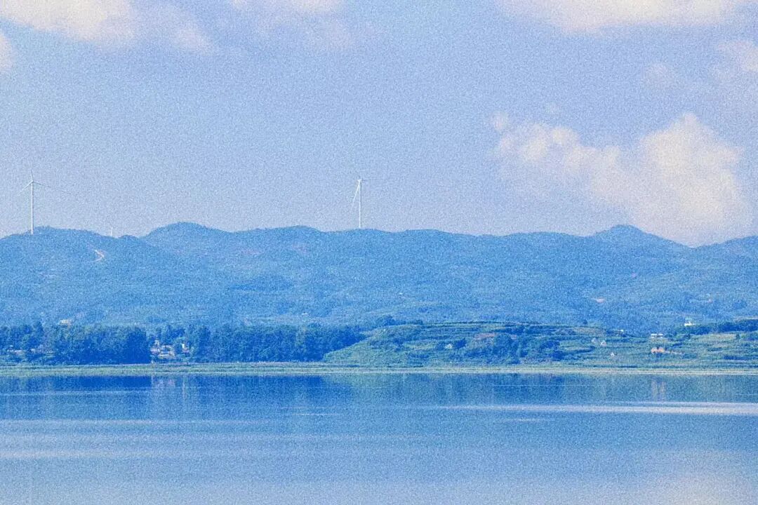 比六盘水还凉快！这座均温20℃小县城，比成都还安逸，人均20炫猪脚火锅，10元嗦羊肉粉