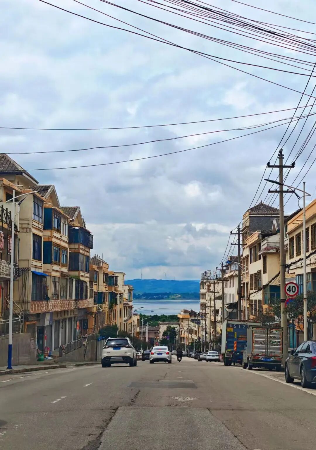 比六盘水还凉快！这座均温20℃小县城，比成都还安逸，人均20炫猪脚火锅，10元嗦羊肉粉