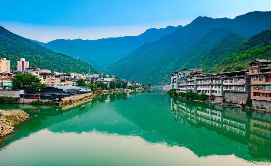 西北唯一不输江南的小城！人均600玩3天，山水似画，烤肉论斤吃，7块钱嗦粉