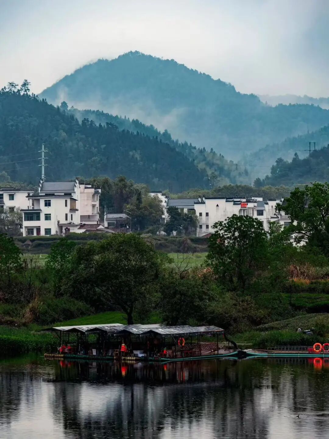 这座“中国最上镜”的宝藏小城，私藏“红枫+晨雾”限定仙境！一生必打卡，比油画美10倍！