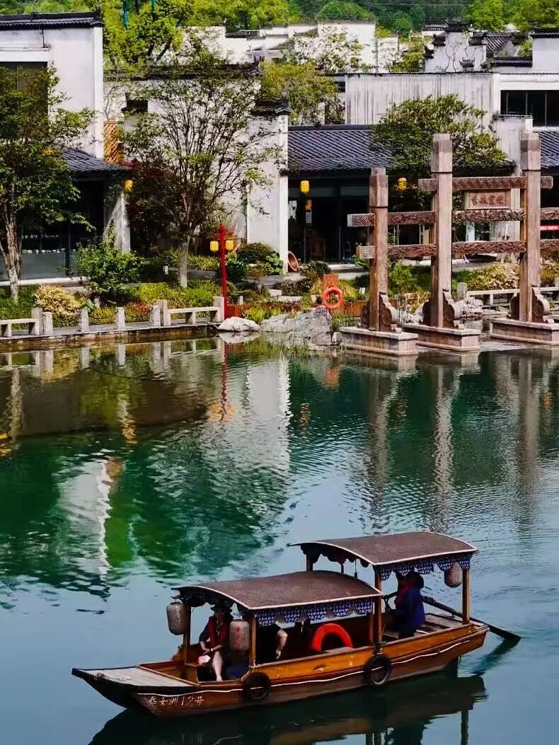 这座“中国最上镜”的宝藏小城，私藏“红枫+晨雾”限定仙境！一生必打卡，比油画美10倍！