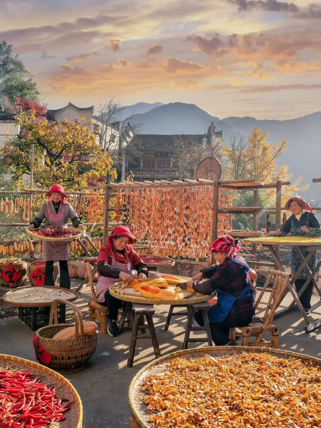 这座“中国最上镜”的宝藏小城，私藏“红枫+晨雾”限定仙境！一生必打卡，比油画美10倍！