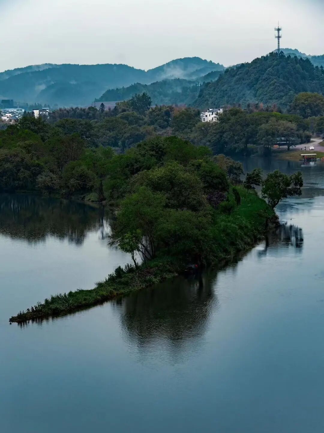 这座“中国最上镜”的宝藏小城，私藏“红枫+晨雾”限定仙境！一生必打卡，比油画美10倍！