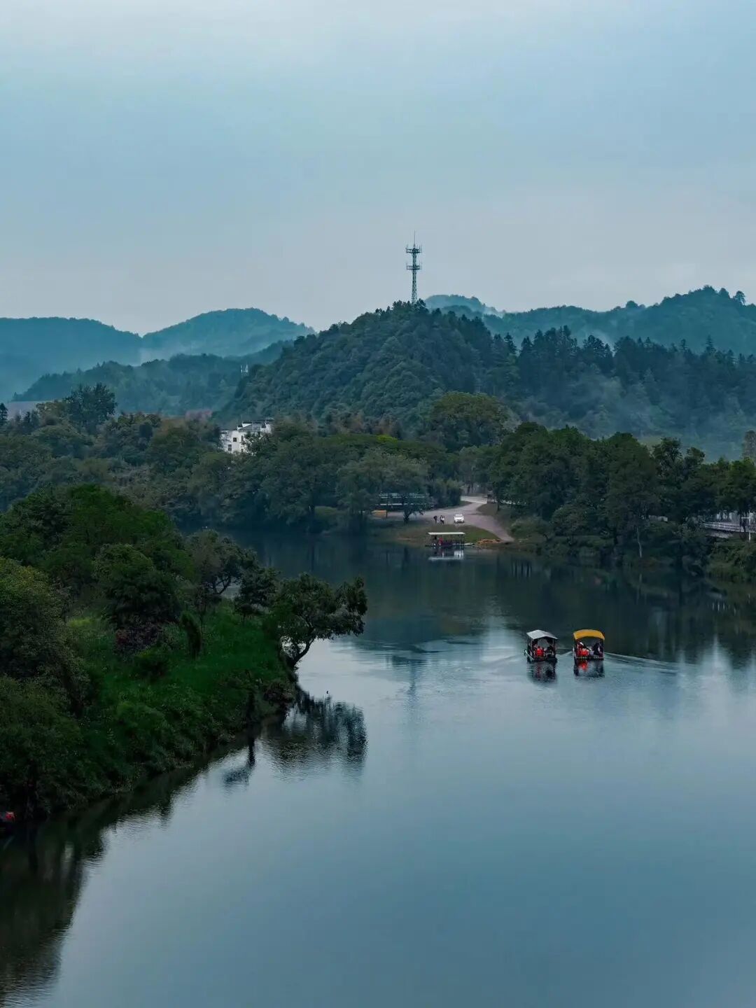 这座“中国最上镜”的宝藏小城，私藏“红枫+晨雾”限定仙境！一生必打卡，比油画美10倍！