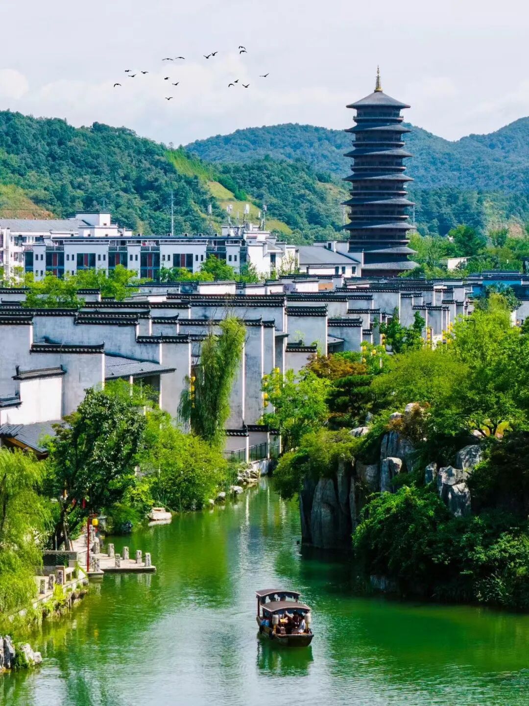 这座“中国最上镜”的宝藏小城，私藏“红枫+晨雾”限定仙境！一生必打卡，比油画美10倍！