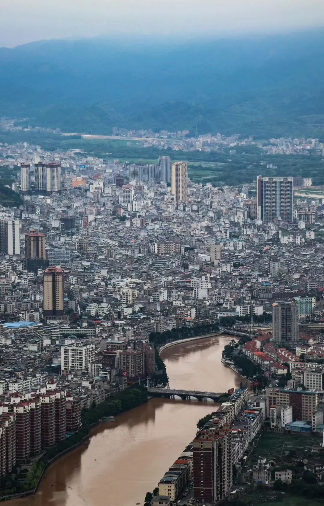 又挖到一座被低估的小城！高铁直达，嗦粉自由，低调的美食江湖藏不住了！