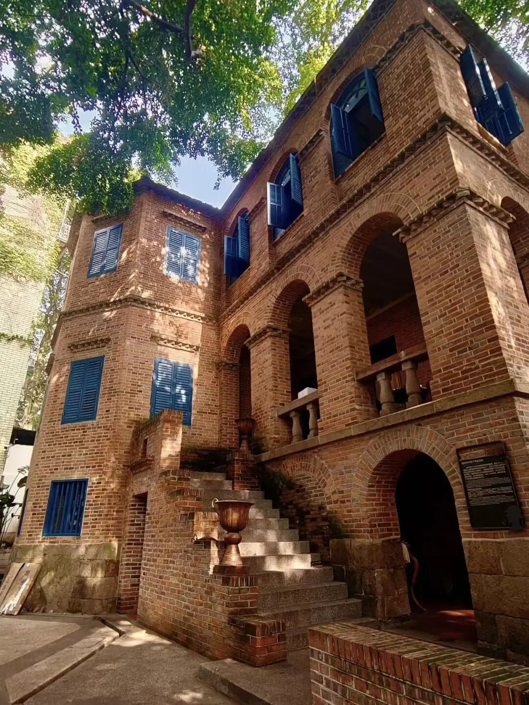 国内宜居城市TOP1，却一直不火，4块钱一碗面，出门就是海，海鲜和水果论盆吃