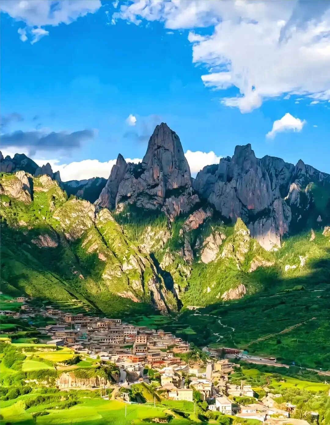 比西藏近，比新疆纯净，夏日均温22℃，这个没有高反的神仙避暑地，不堵车、游客少