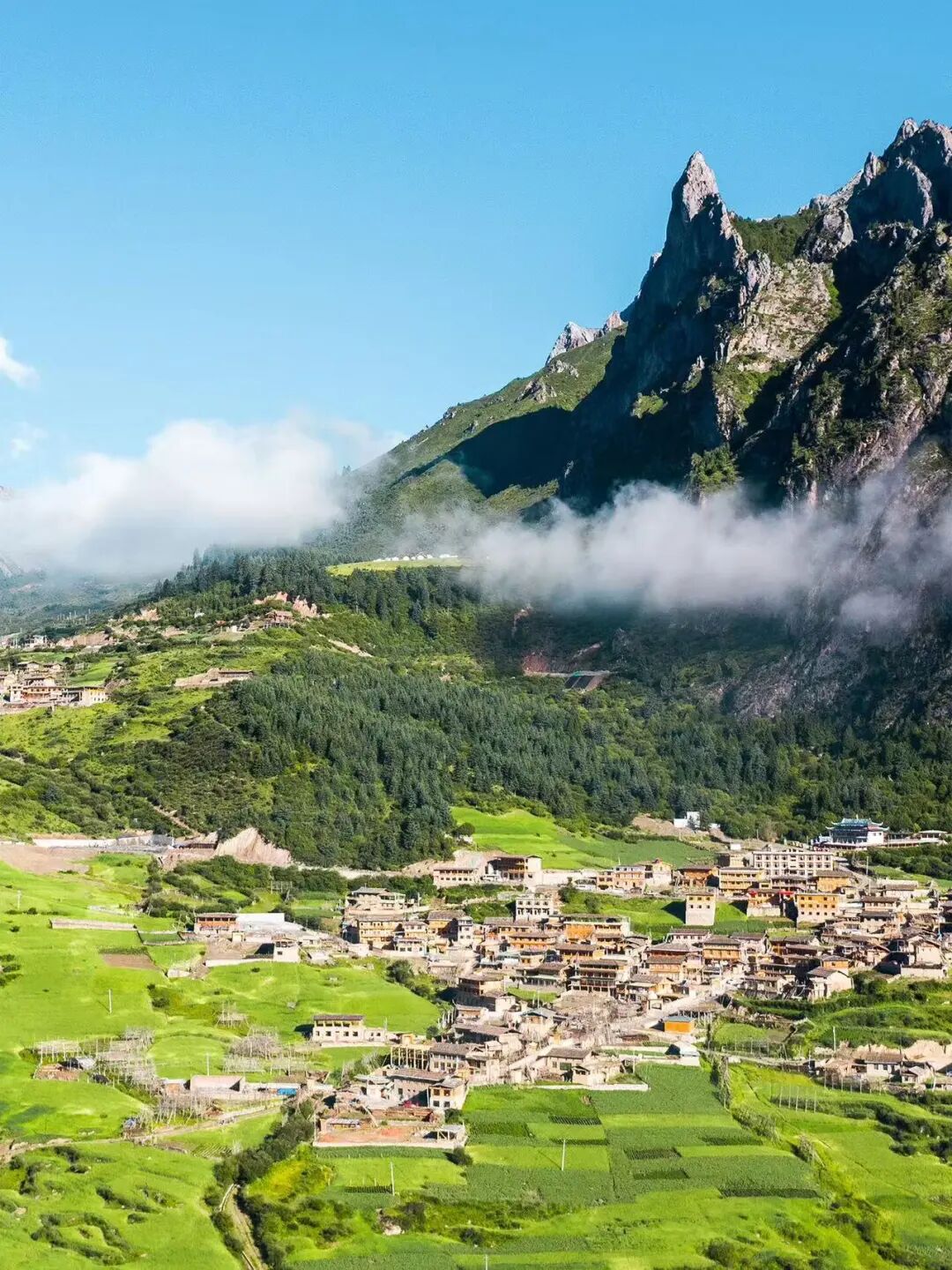 比西藏近，比新疆纯净，夏日均温22℃，这个没有高反的神仙避暑地，不堵车、游客少