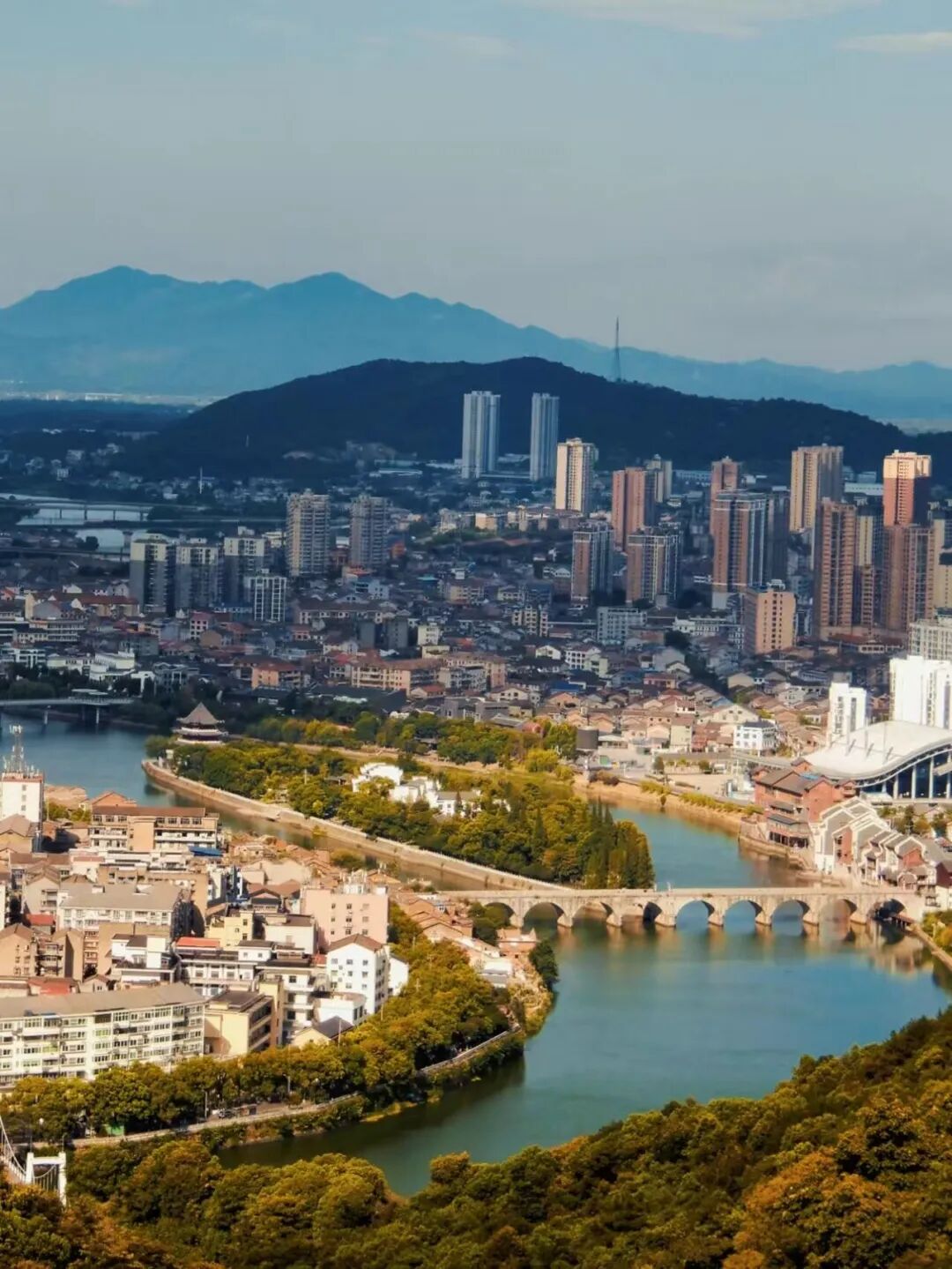 比大理人少，比景德镇好逛，这座惊艳的小城，景点门票免费，好吃好玩，很多人却连名字都念不对