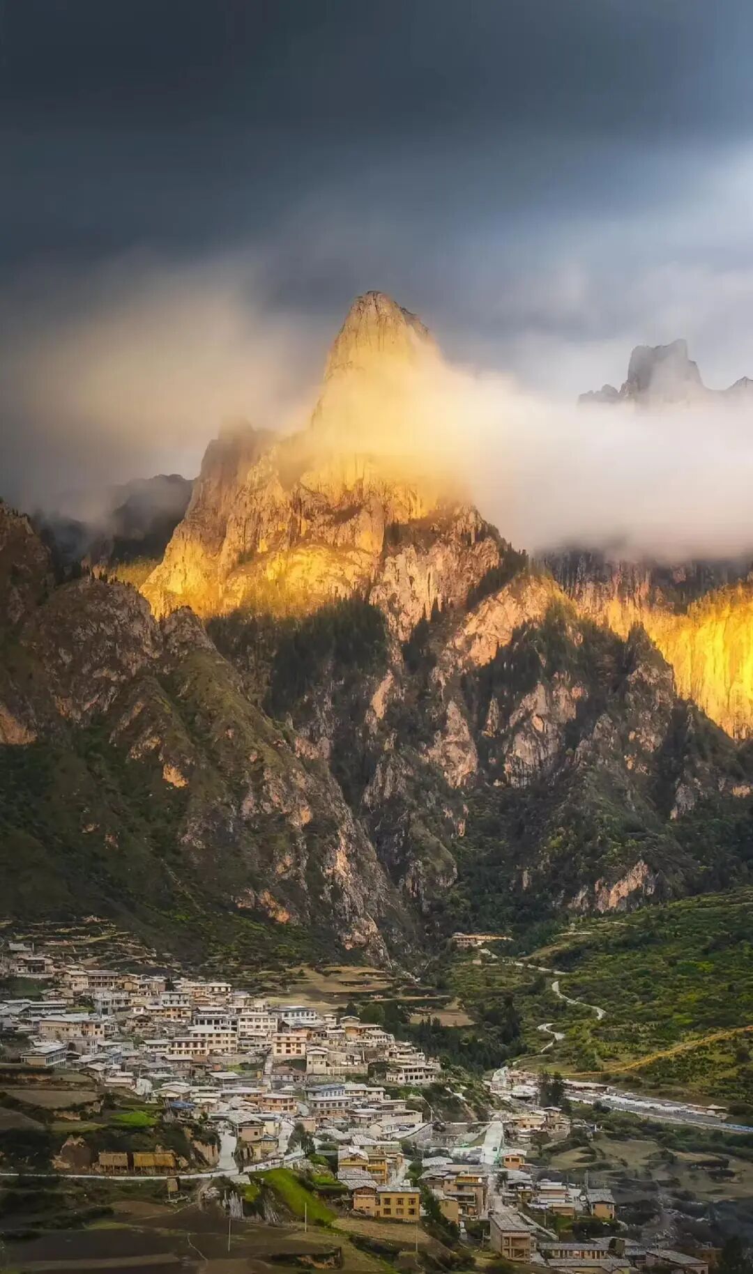 比西藏近，比新疆纯净，夏日均温22℃，这个没有高反的神仙避暑地，不堵车、游客少