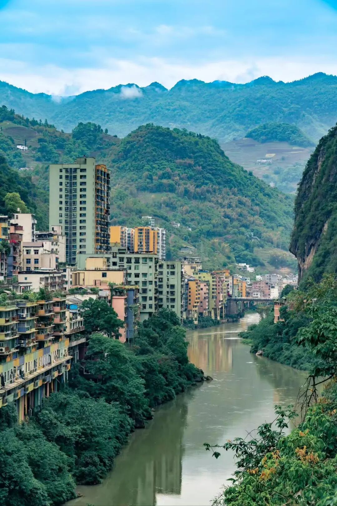 中国最不卷的“一线城市”，生活松弛，人均自来熟，没有压力，只有安逸舒适！在这里生活太幸福了