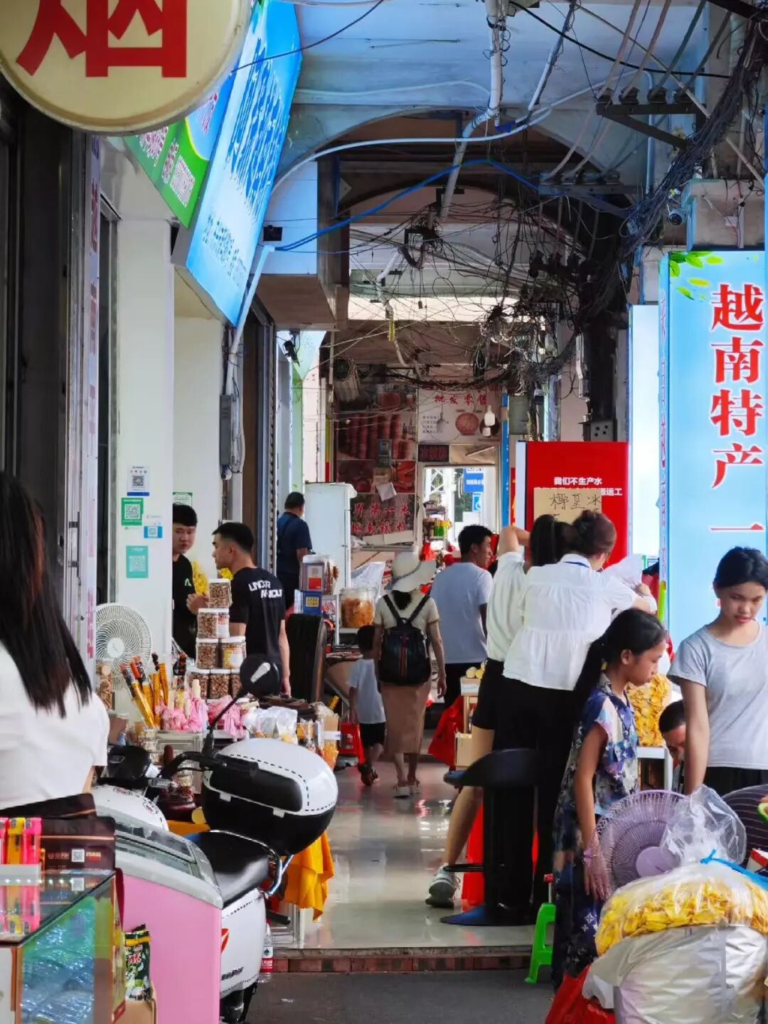 与越南隔海相望，这座边境小城真宝藏，小众物价低、海鲜和水果不问价，随便吃！