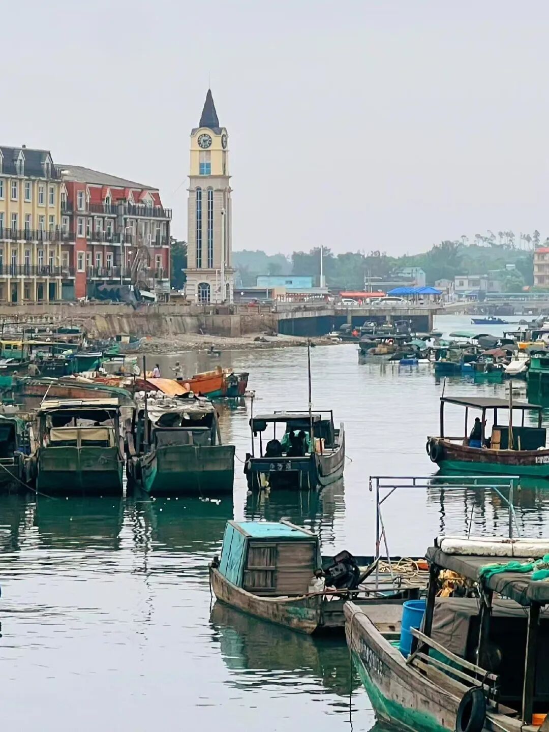 与越南隔海相望，这座边境小城真宝藏，小众物价低、海鲜和水果不问价，随便吃！