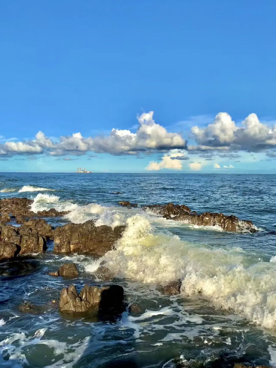与越南隔海相望，这座边境小城真宝藏，小众物价低、海鲜和水果不问价，随便吃！