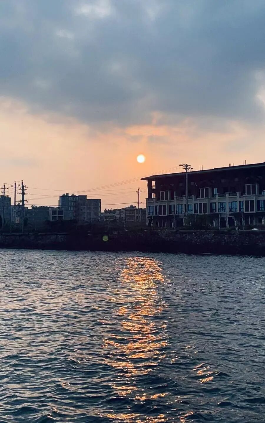 与越南隔海相望，这座边境小城真宝藏，小众物价低、海鲜和水果不问价，随便吃！