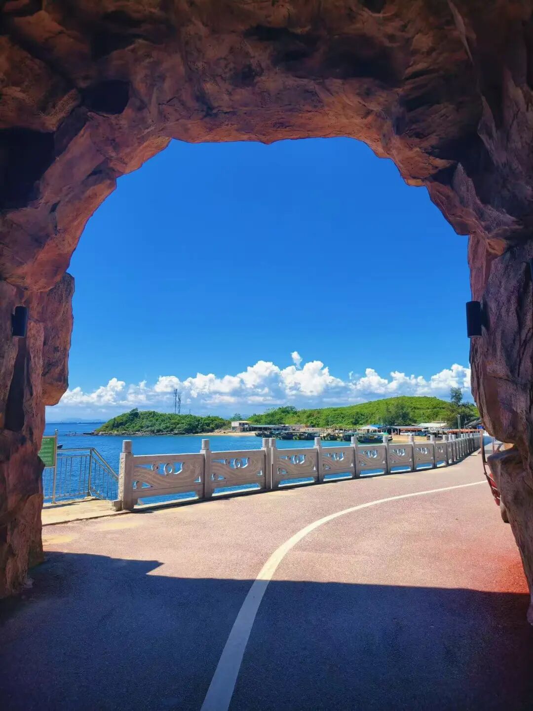 与越南隔海相望，这座边境小城真宝藏，小众物价低、海鲜和水果不问价，随便吃！