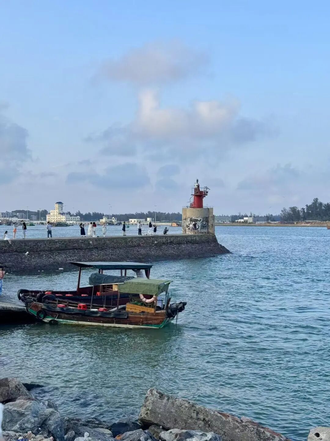 与越南隔海相望，这座边境小城真宝藏，小众物价低、海鲜和水果不问价，随便吃！