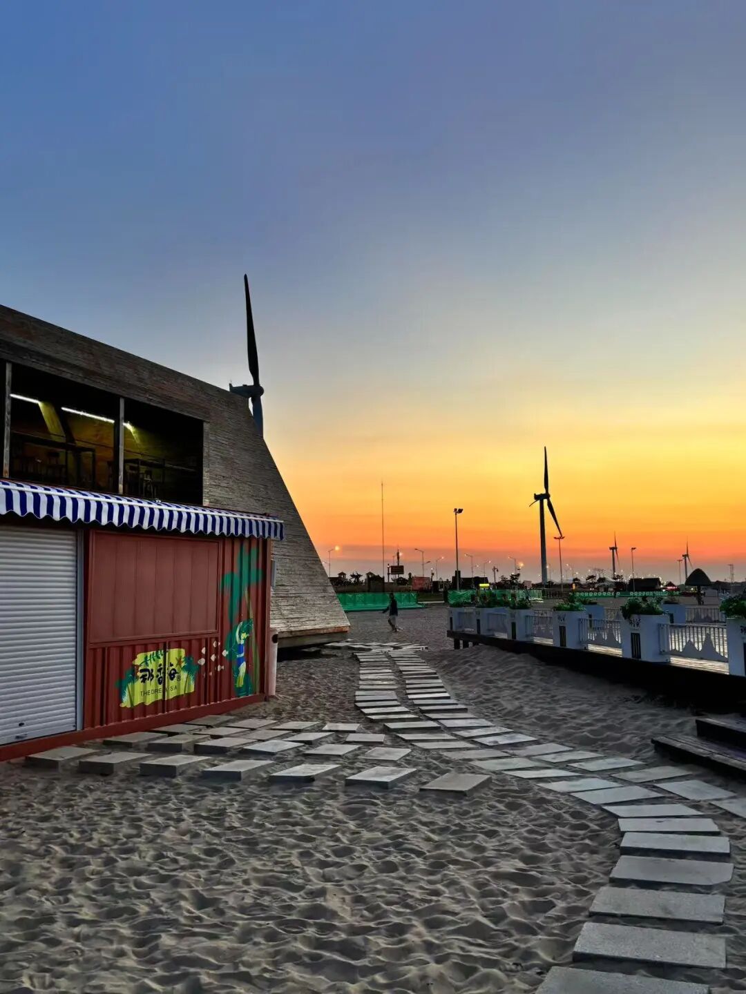 不是青烟威！国家地理盛赞，坐拥「最美海岸线」的小城，果冻海、童话小屋、海上缆车，实时温度23℃，夏日不能错过！