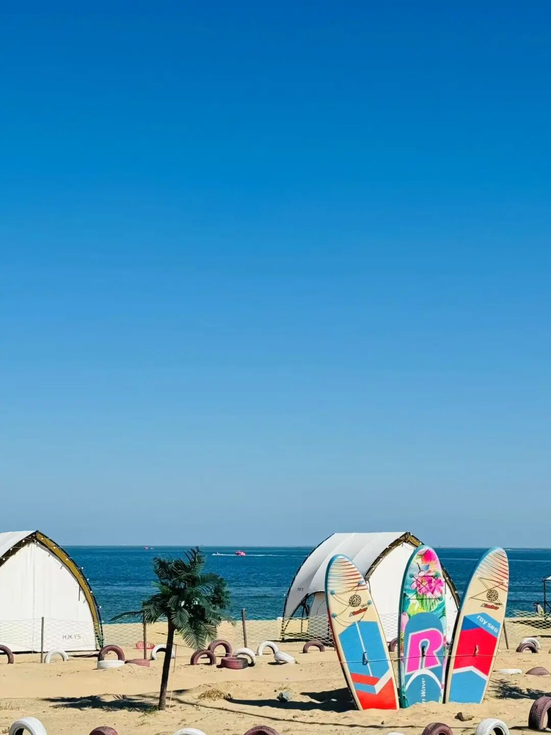 不是青烟威！国家地理盛赞，坐拥「最美海岸线」的小城，果冻海、童话小屋、海上缆车，实时温度23℃，夏日不能错过！