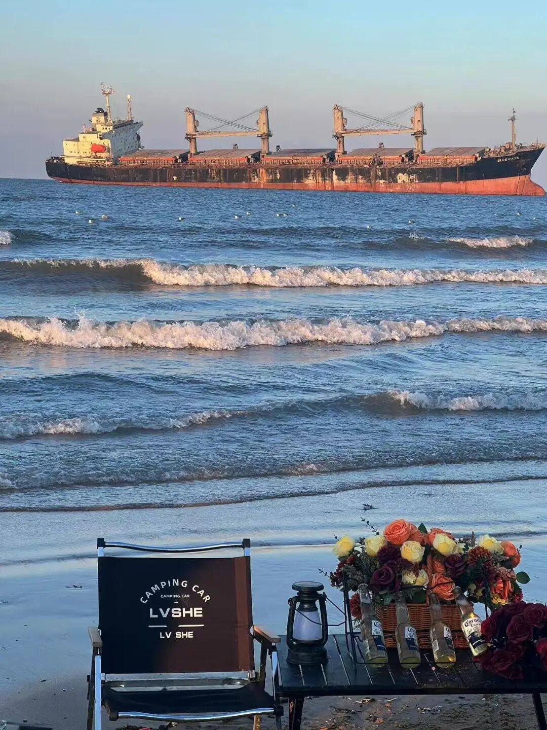 不是青烟威！国家地理盛赞，坐拥「最美海岸线」的小城，果冻海、童话小屋、海上缆车，实时温度23℃，夏日不能错过！