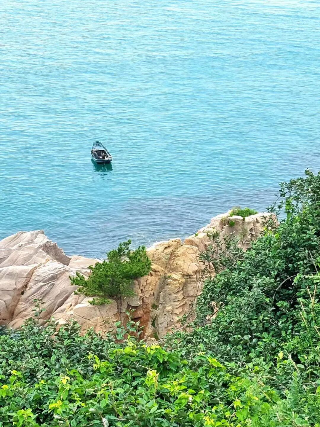 不是青烟威！国家地理盛赞，坐拥「最美海岸线」的小城，果冻海、童话小屋、海上缆车，实时温度23℃，夏日不能错过！