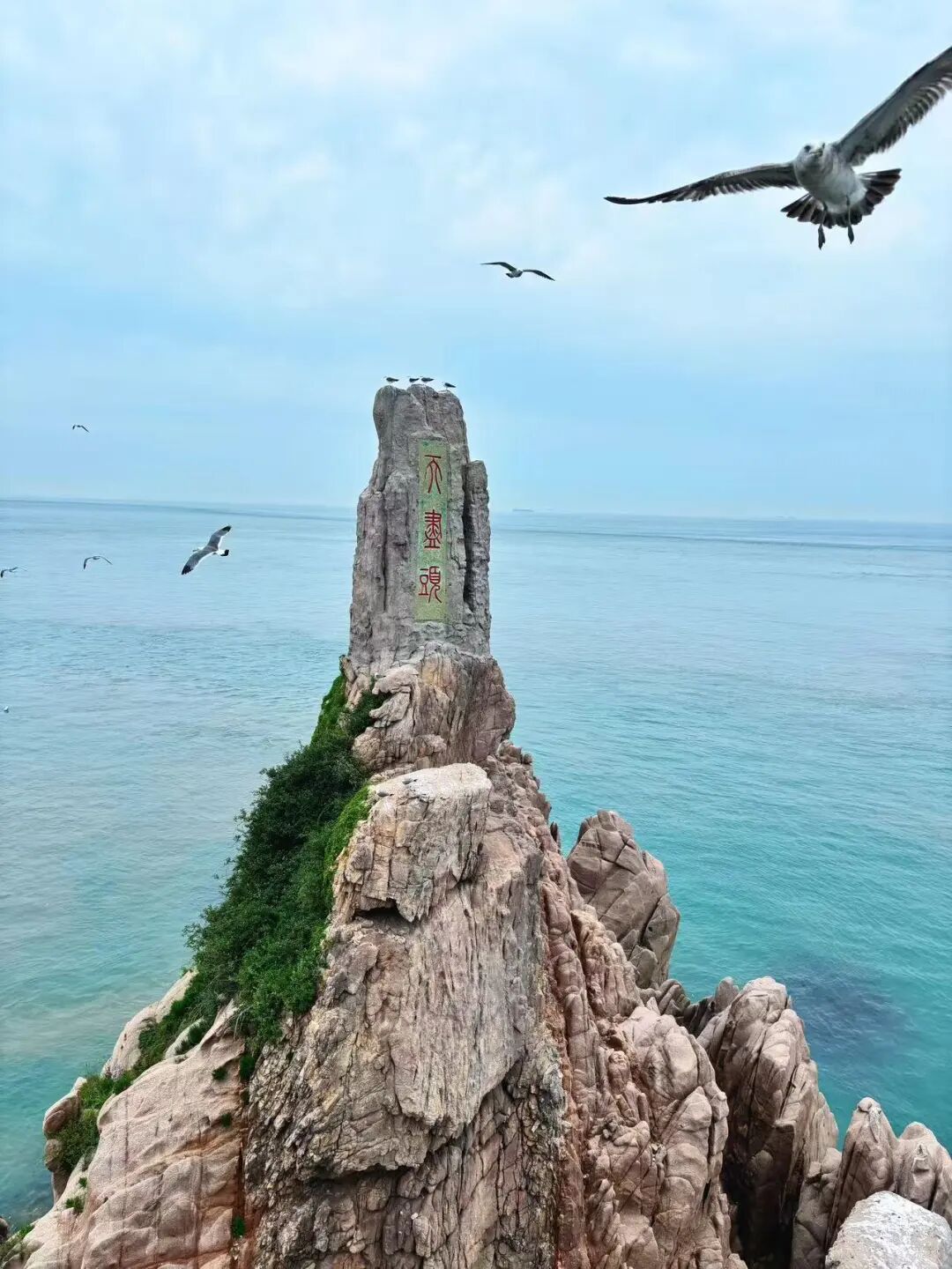 不是青烟威！国家地理盛赞，坐拥「最美海岸线」的小城，果冻海、童话小屋、海上缆车，实时温度23℃，夏日不能错过！