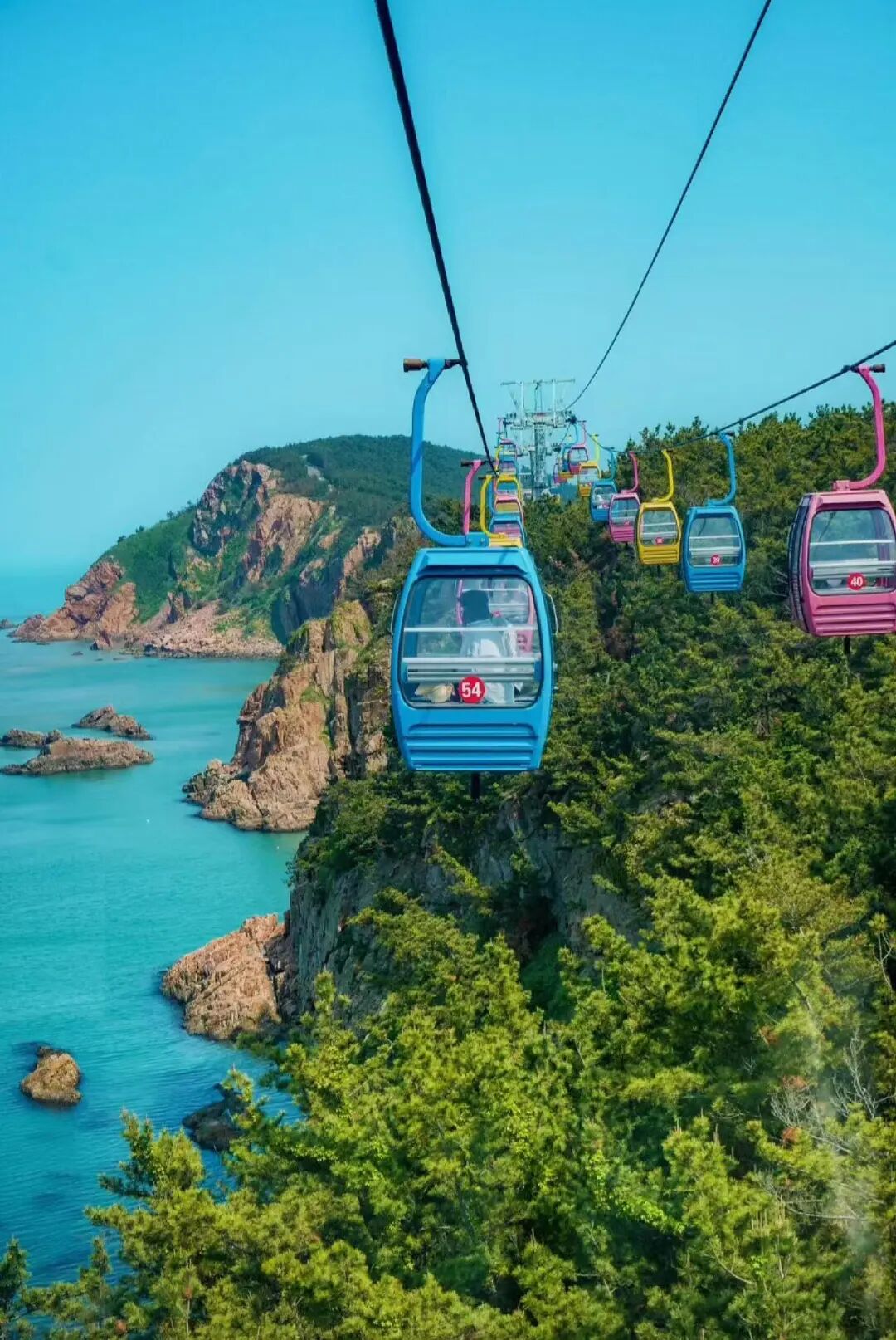 不是青烟威！国家地理盛赞，坐拥「最美海岸线」的小城，果冻海、童话小屋、海上缆车，实时温度23℃，夏日不能错过！