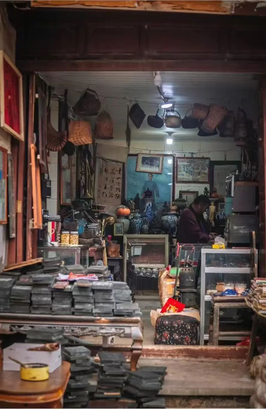 一个人小住几天，建议来这座活着的小城！高铁22分钟直达，人少安逸，10元就能吃到饱~