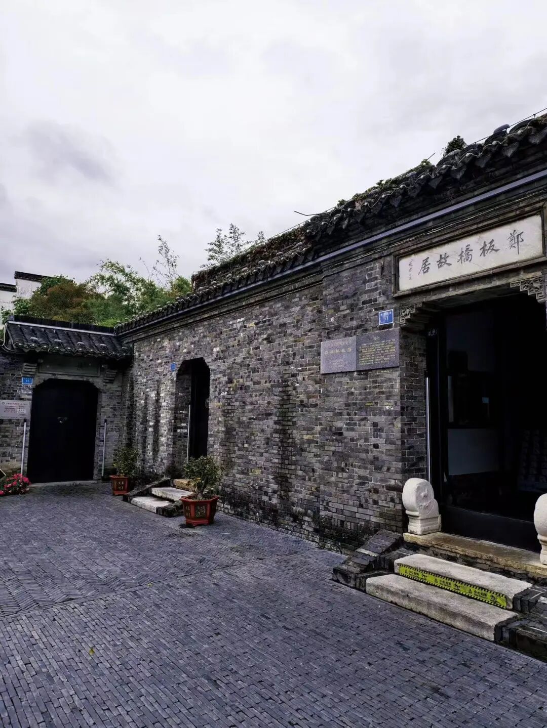 比乌镇人少，比扬州诗意，这座最幸福的早茶小城，蟹黄汤包鲜美，秋天更是美哭了