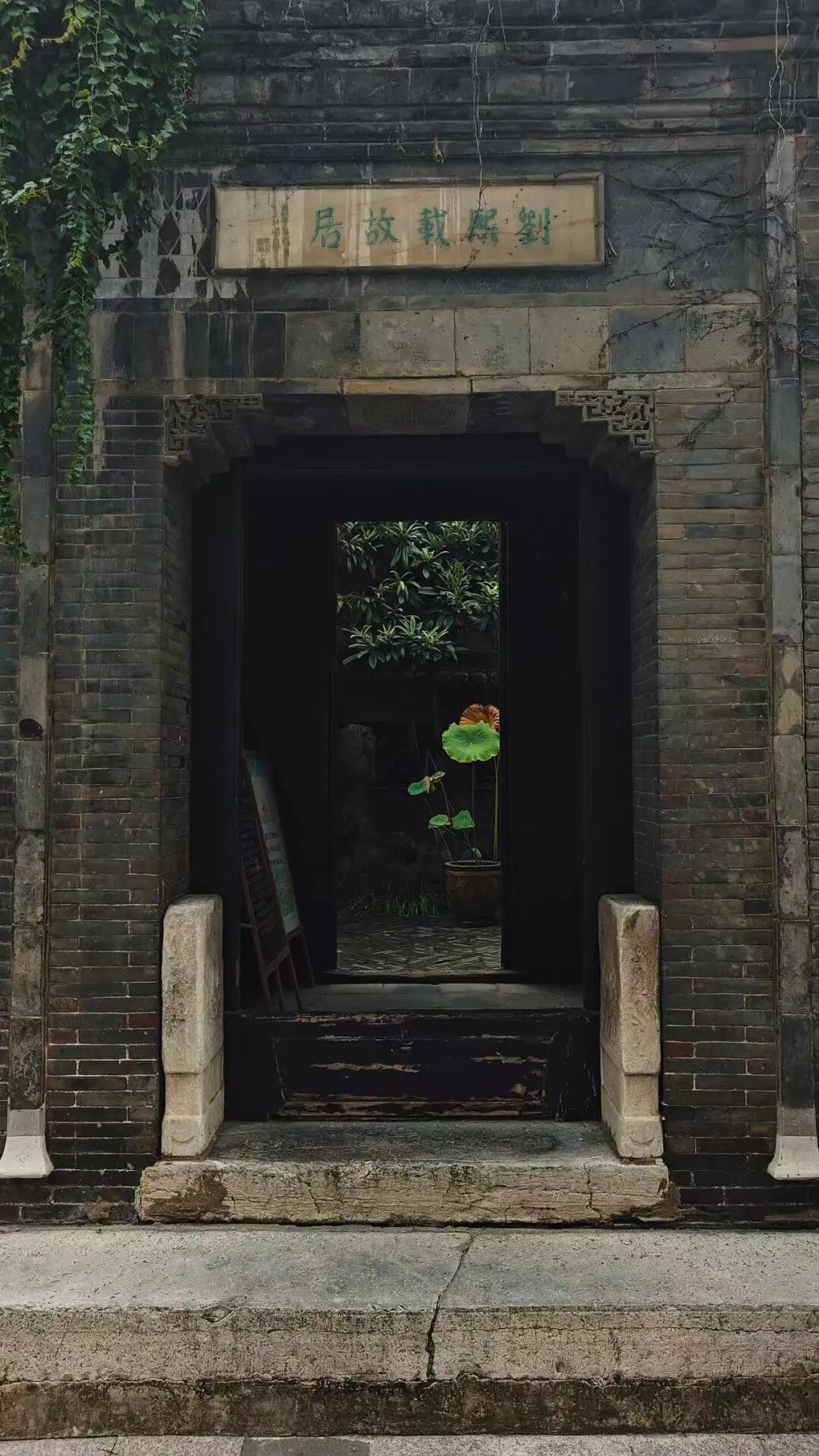 比乌镇人少，比扬州诗意，这座最幸福的早茶小城，蟹黄汤包鲜美，秋天更是美哭了