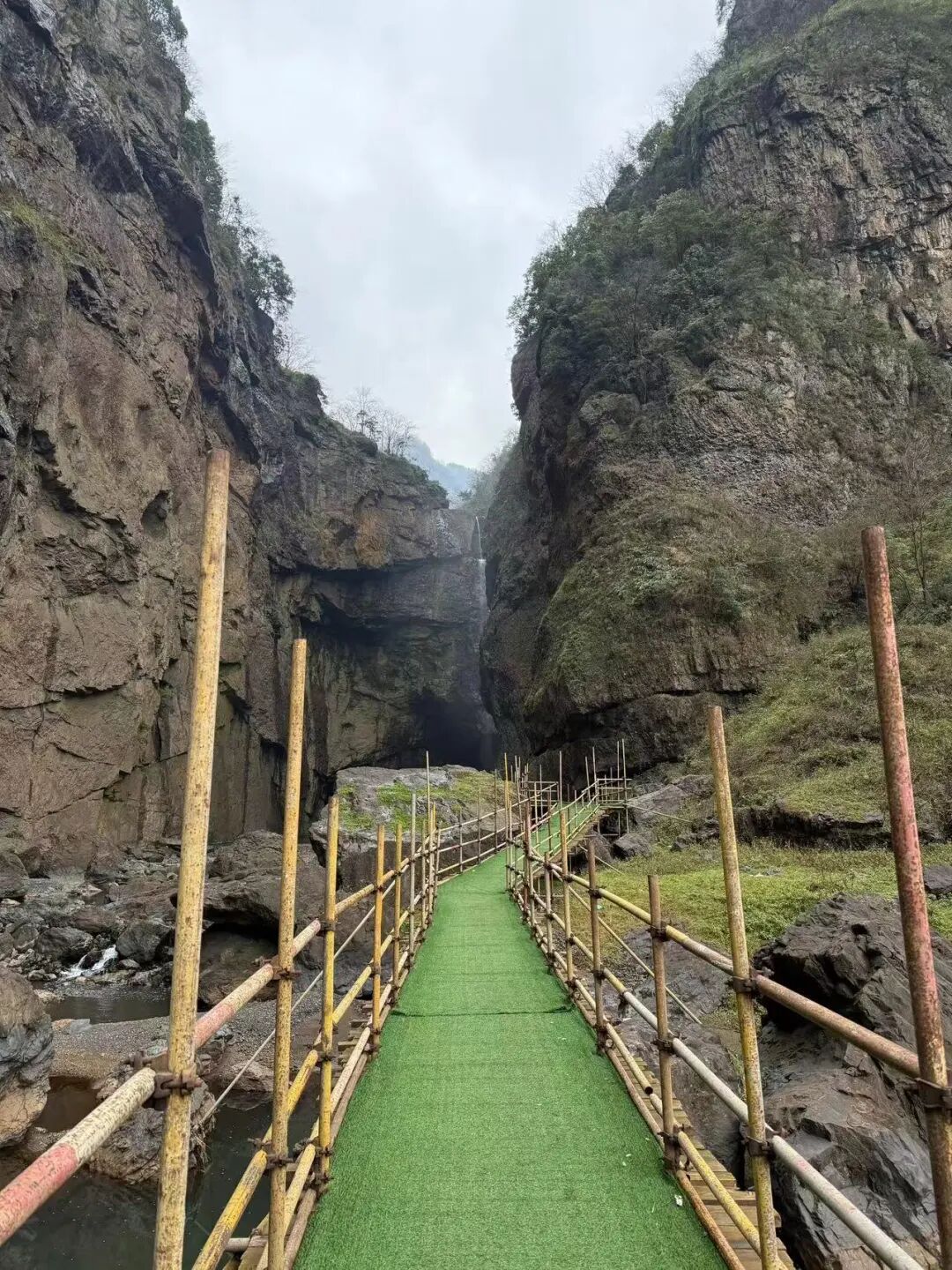 最适合一个人发呆的小城，比贵州凉快，比大理更慢，夏天才20℃，6元嗦凉粉！