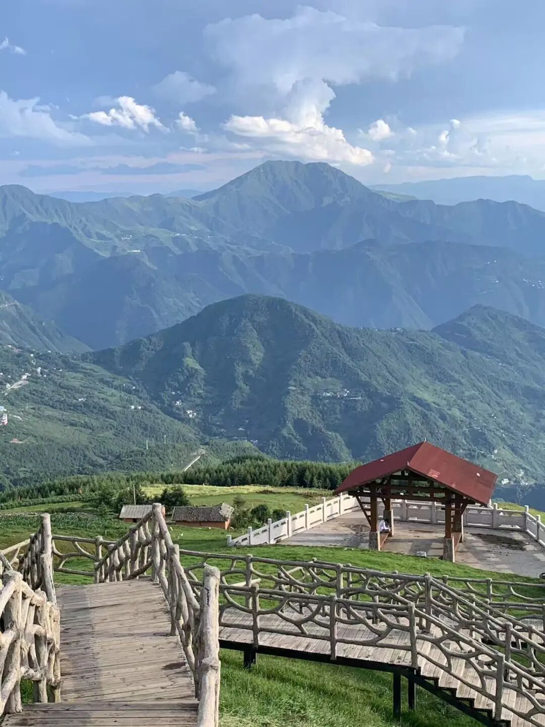 最适合一个人发呆的小城，比贵州凉快，比大理更慢，夏天才20℃，6元嗦凉粉！