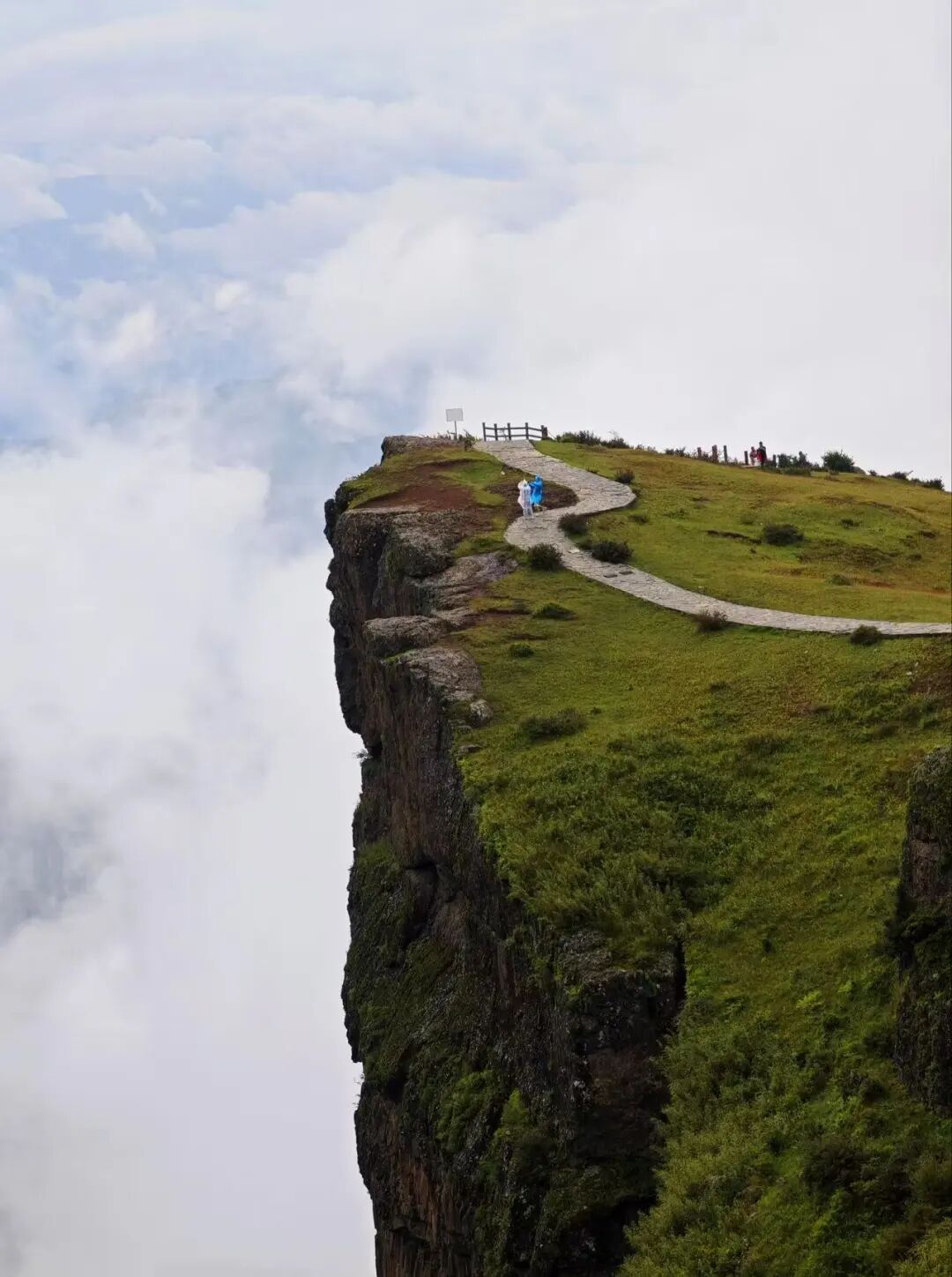 最适合一个人发呆的小城，比贵州凉快，比大理更慢，夏天才20℃，6元嗦凉粉！