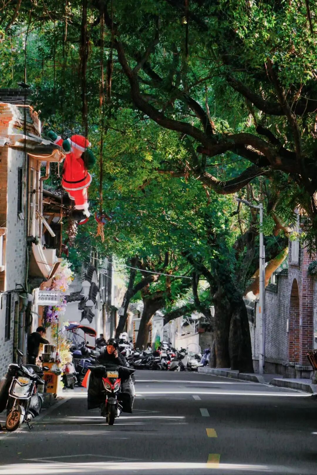 出门就有满街小吃，人均¥30尝遍山海味，这座惬意老城，陈晓卿连吃2天都不够
